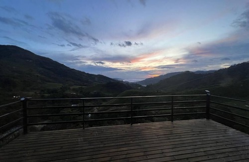 San Rafael Cabin | Conecta con la Magia, Hermosa Cabaña en la Colina