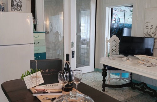 Panacea Cottage | Connie's Cottage- "The Hemingway" - Vintage Chic