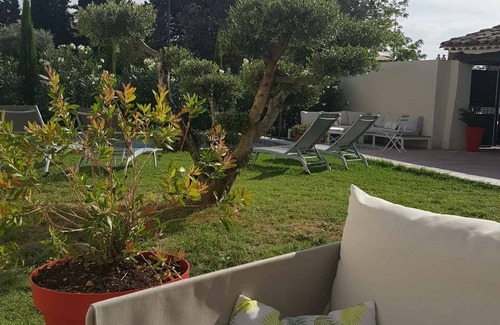 Morieres-les-Avignon Villa | Contemporary villa at the door of the luberon