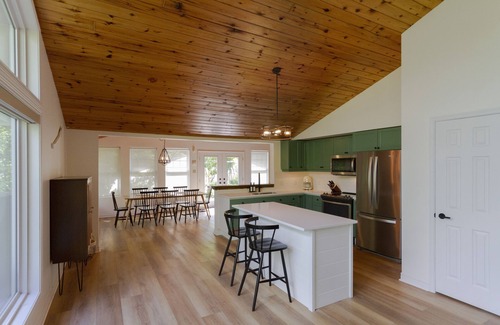 Marmora Cottage | Contemporary 3-bedroom waterfront cottage