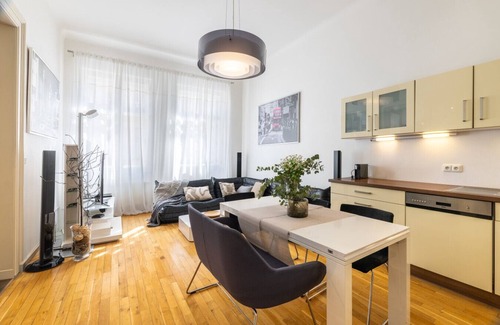 Smichov Apartment | Contemporary 3 bedroom apartment close to Prague Castle by easyBNB