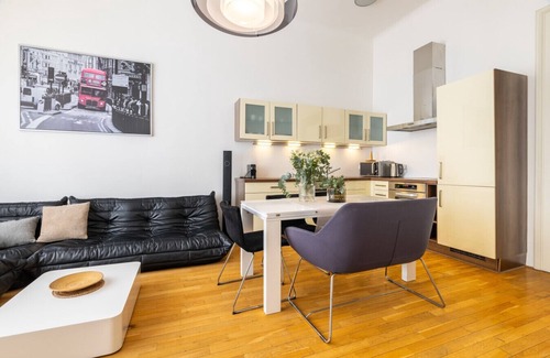 Smichov Apartment | Contemporary 3 bedroom apartment close to Prague Castle by easyBNB