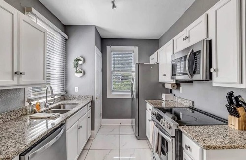 Springfield Apartment | Contemporary 4BR - Perfect for families & groups