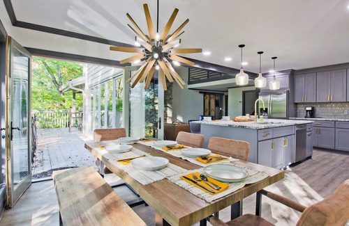 Jasper House | Contemporary 5 bedroom and 4 bath lake home