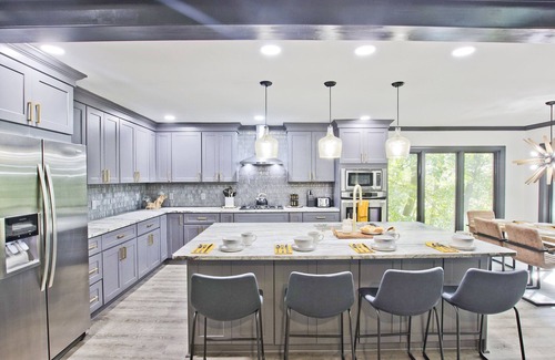 Jasper House | Contemporary 5 bedroom and 4 bath lake home
