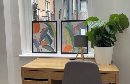 Temple Bar Apartment | Contemporary City Retreat- Work & Study
