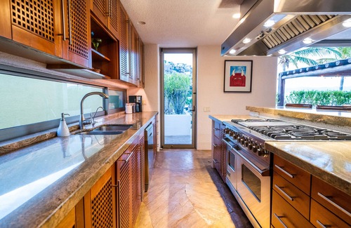 Pedregal House | Contemporary, clean, spacious ocean view villa, huge pool, 2 blocks from Marina