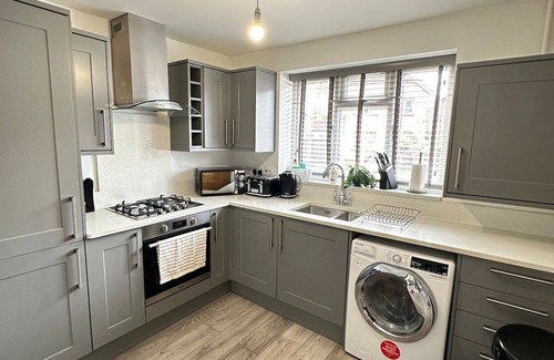 Guildford House | Contemporary Comfort: 2-BD Home