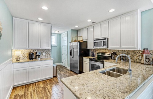 Cinnamon Shore Condo | Contemporary Condo in the Heart of Cinnamon Shore+Great Amenities Nearby!