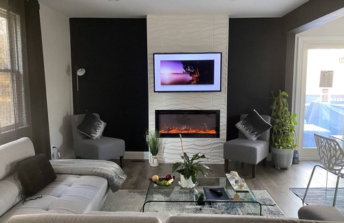 Lake Peekskill House | Contemporary Cozy Cottage