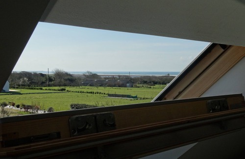 Plovan Apartment | Contemporary duplex apartment by the sea