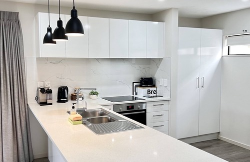 Panmure House | Contemporary Elegance Meets Comfort - Central Auckland - Sleeps 6.
