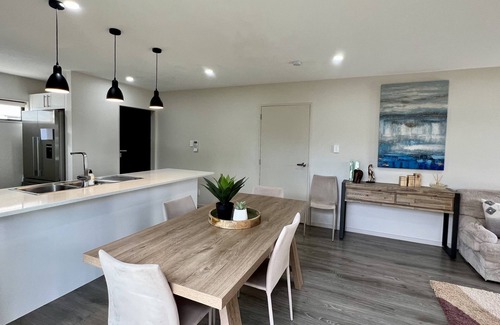 Panmure House | Contemporary Elegance Meets Comfort - Central Auckland - Sleeps 6.