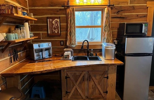 Anna Cabin | Contemporary Glamping with Native American Appeal