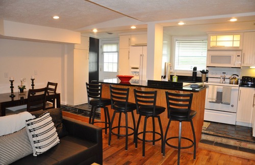 Knoxville Apartment | Contemporary Hideaway near Historic Harpers Ferry!