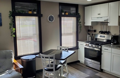 Whitehall Apartment | Contemporary king w/futon