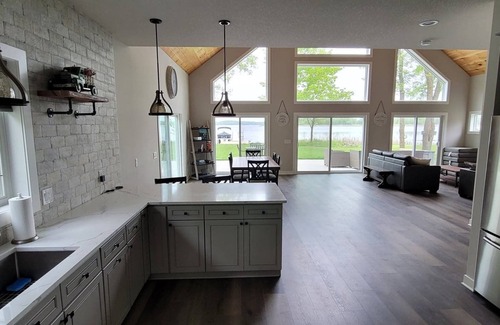 Hillman House | Contemporary Lakehouse Retreat: Where Paradise Meets Comfort