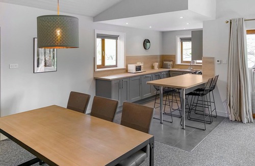 Ancaster Ski Chalet | Contemporary Lakeview Lodge 6