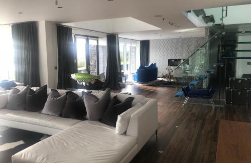 Laghy House | Contemporary Living Overlooking Water