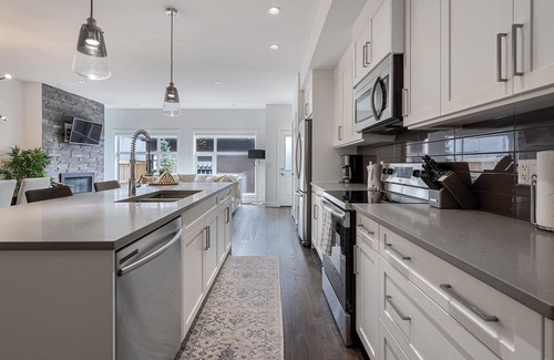 Kensington House | Contemporary Luxury 4 Bedroom House near Downtown