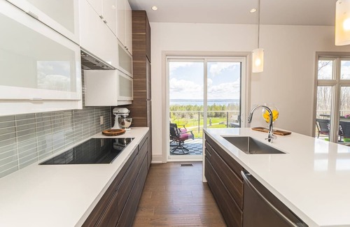 Kemble House | Contemporary Million Dollar View Getaway