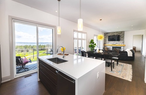 Kemble House | Contemporary Million Dollar View Getaway