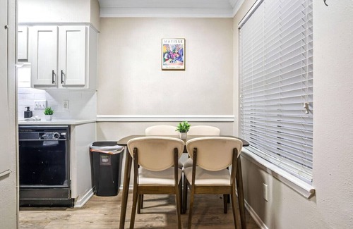 Brentwood Apartment | Contemporary One Bedroom One Bath with Pool Acces