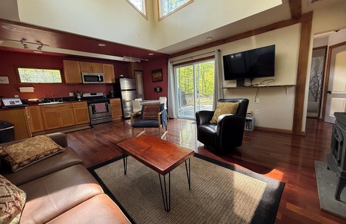Woodstock Cabin | Contemporary, Secluded Cabin in the Heart of Woodstock W/Fireplace