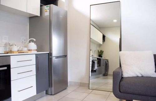 Menlo Park Apartment | Contemporary Spacious & Comfortable Apartment