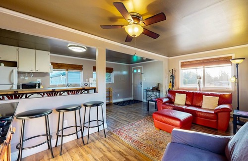 Dundee Cottage | Contemporary wine country cottage with deck in the heart of Dundee