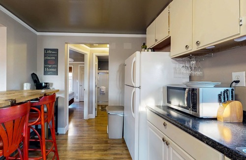 Dundee Cottage | Contemporary wine country cottage with deck in the heart of Dundee