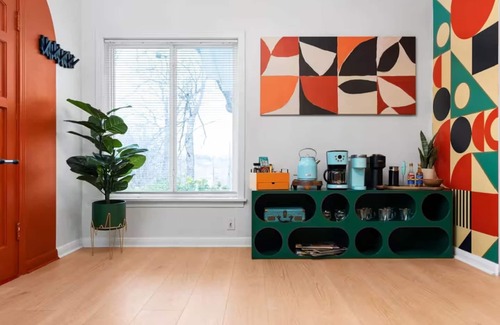 Greater South River City House | Content Casa: Walk to Bars + Sauna & Hot Tub