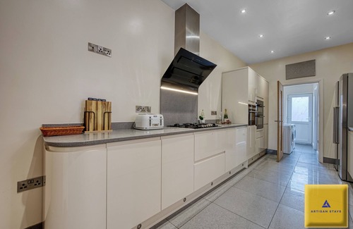 Coventry House | Contractor friendly 7 bed, sleeps 10 with 3 bathrooms NEC, JLR, HS2, NHS, offers