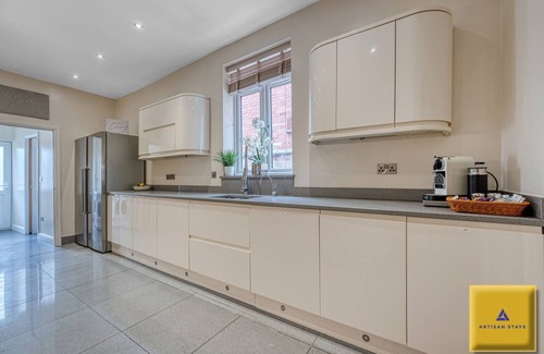 Coventry House | Contractor friendly 7 bed, sleeps 10 with 3 bathrooms NEC, JLR, HS2, NHS, offers