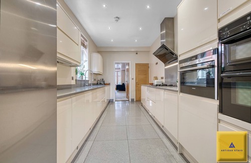 Coventry House | Contractor friendly 7 bed, sleeps 10 with 3 bathrooms NEC, JLR, HS2, NHS, offers