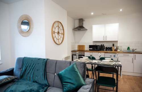 Leeds Apartment | Contractor Stay Near Kirkstall Shopping Centre