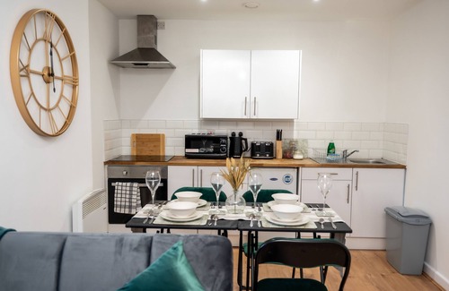 Leeds Apartment | Contractor Stay Near Kirkstall Shopping Centre