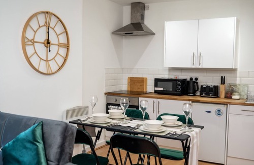 Leeds Apartment | Contractor Stay Near Kirkstall Shopping Centre