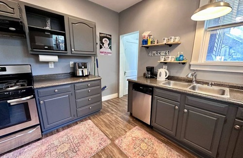 South Side Slopes House | Convenient 1 BR close southside