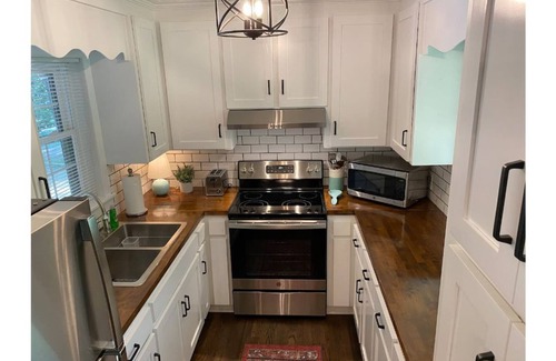 Gainesville House | Convenient 3 Bedroom/2 Bath house