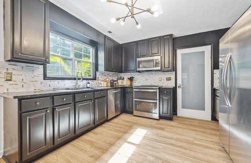 Riverdale House | Convenient City Retreat with MASSIVE Backyard, 10 mins from Airport