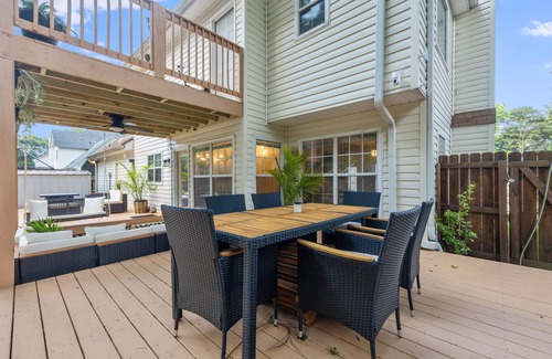 Riverdale House | Convenient City Retreat with MASSIVE Backyard, 10 mins from Airport