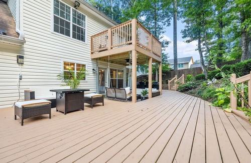 Riverdale House | Convenient City Retreat with MASSIVE Backyard, 10 mins from Airport