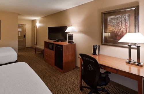 South Loop House | Convenient Family-Friendly: Indoor Pool + Shuttle Service