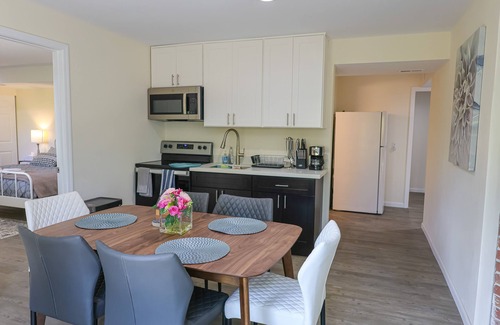 East Lake Hills House | Convenient Lakeview 1 bed 1 bath home in Bellevue
