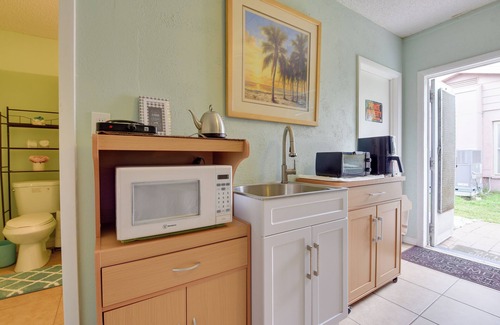 Whitfield Apartment | Convenient Sarasota Studio w/Lush Backyard!