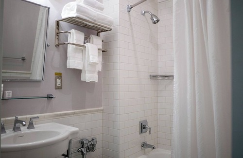 Goose Hollow Hotel | Convenient Stay, Superb Location near Providence Park! Two Suites, Pets Allowed!