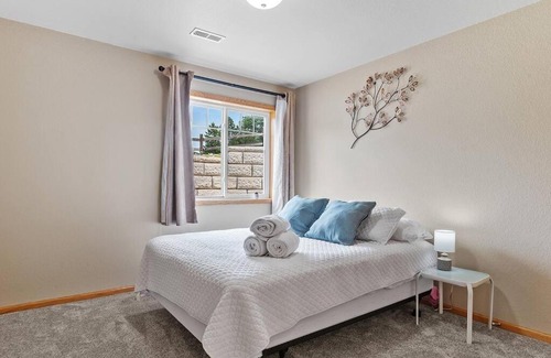 Rapid Valley House | Convenient Townhouse - Near Airport