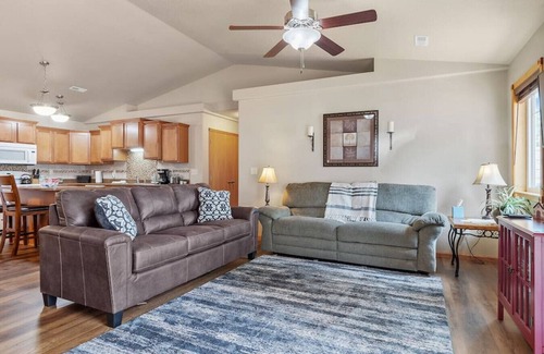 Rapid Valley House | Convenient Townhouse - Near Airport
