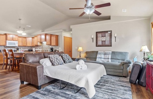 Rapid Valley House | Convenient Townhouse - Near Airport